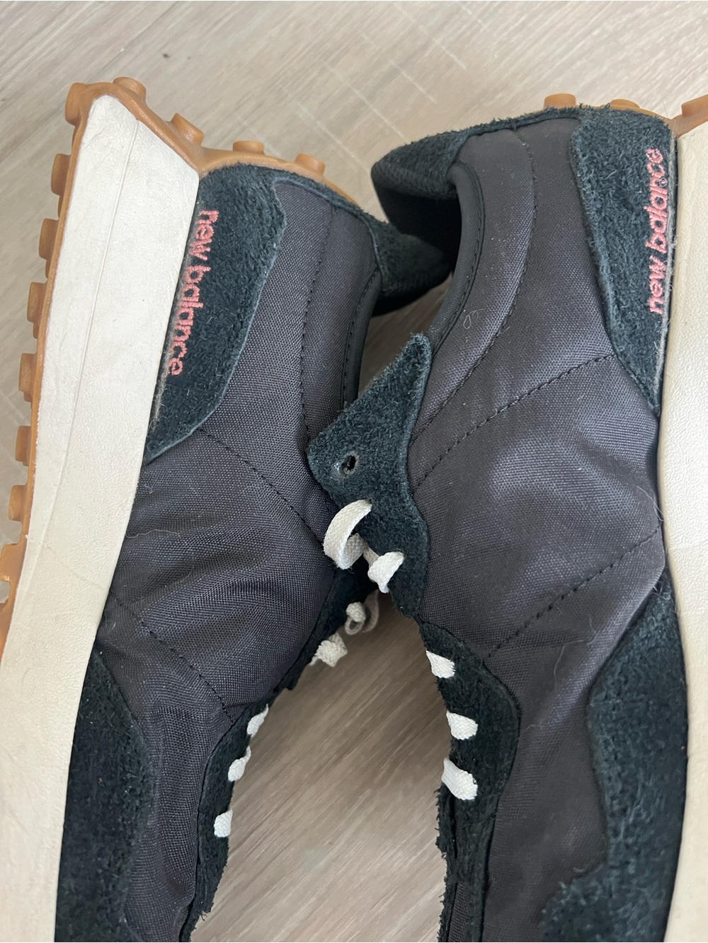 New Balance 327 Black White
Retro Running Sneakers Sz 9
Vintage Vibe Retro Run - Picture 9 of 10